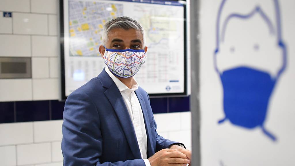 Sadiq Khan, Bürgermeister von London, steht vor seinem Rundgang in der Oxford Street an der U-Bahn-Station Bond. Foto: Stefan Rousseau/PA Wire/dpa