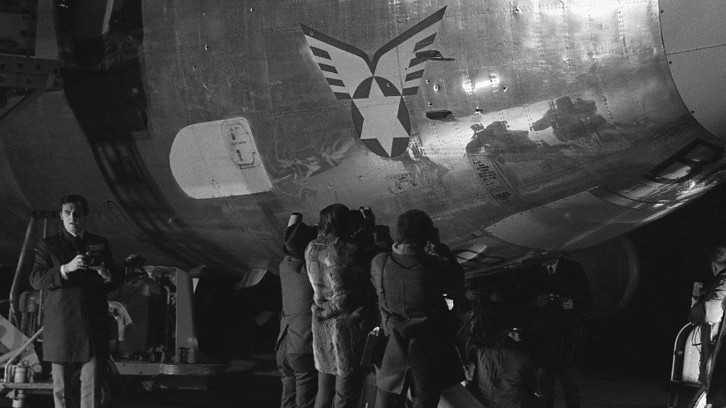 ARCHIVE --- Die Einschüsse der Boeing 720b der israelischen Fluggesellschaft El-Al werden von Fotografen abgelichtet. Die Maschine wurde am 18. Februar 1969 beim Abflug am Abend von vier Terroristen mit Maschinenpistolen beschossen. (KEYSTONE/Str)