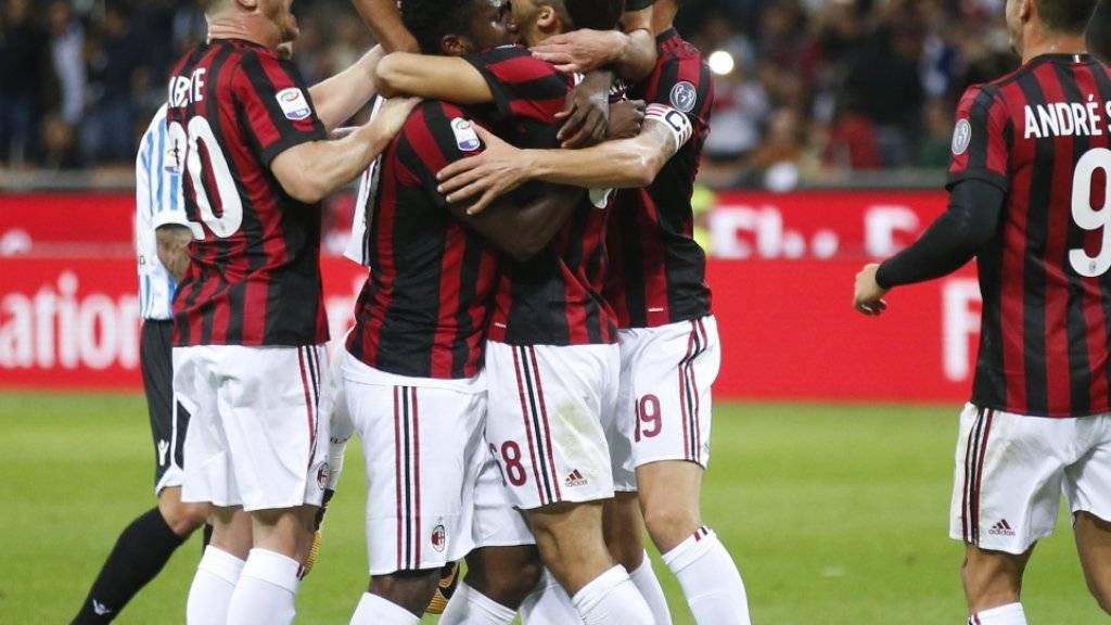 Hier feiern die Milanisti Ricardo Rodriguez als erfolgreichen Penaltytorschützen