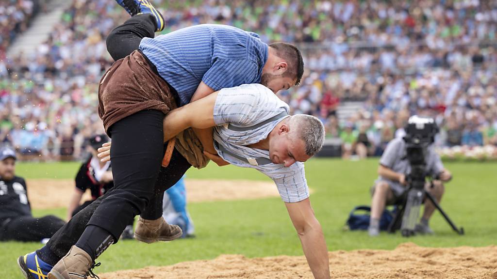 Fabian Staudenmann (oben) und Samuel Giger bekämpften sich schon zum Auftakt des Brünig-Schwingets
