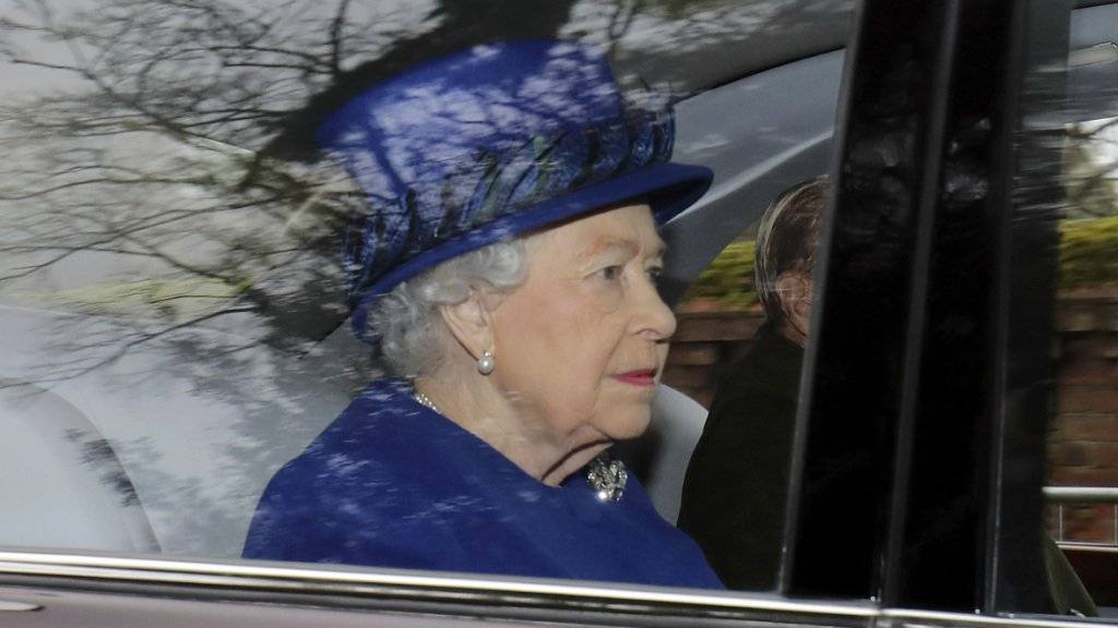Sie hat sich wieder von ihrer Erkältung erholt: Queen Elizabeth mit ihrem Mann Prinz Philipp auf dem Weg zum Sonntagsgottesdienst.
