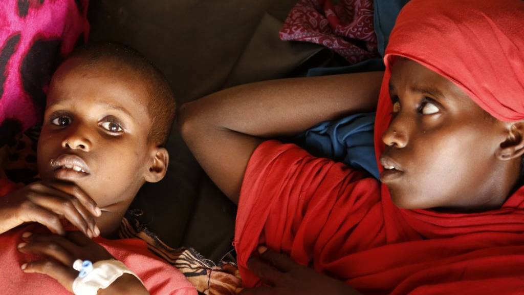 Unterernährte Kinder in einem Lager in Baidoa, Somalia. Mehreren Millionen Menschen in Afrika drohe derzeit der Hungertod, warnt die Glückskette. (Archiv)