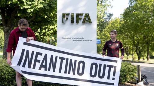 Fussballfans protestieren in Zürich gegen die Fifa