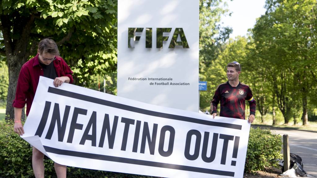 Das «willkürliche Handeln» von Fifa-Präsident Gianni Infantino dürfe nicht einfach hingenommen werden, protestiert der deutsche Fussball-Fan Bengt Kunkel (rechts). Dieser Meinung gab er am Montag vor dem Fifa-Hauptsitz in Zürich bildhaft Ausdruck.