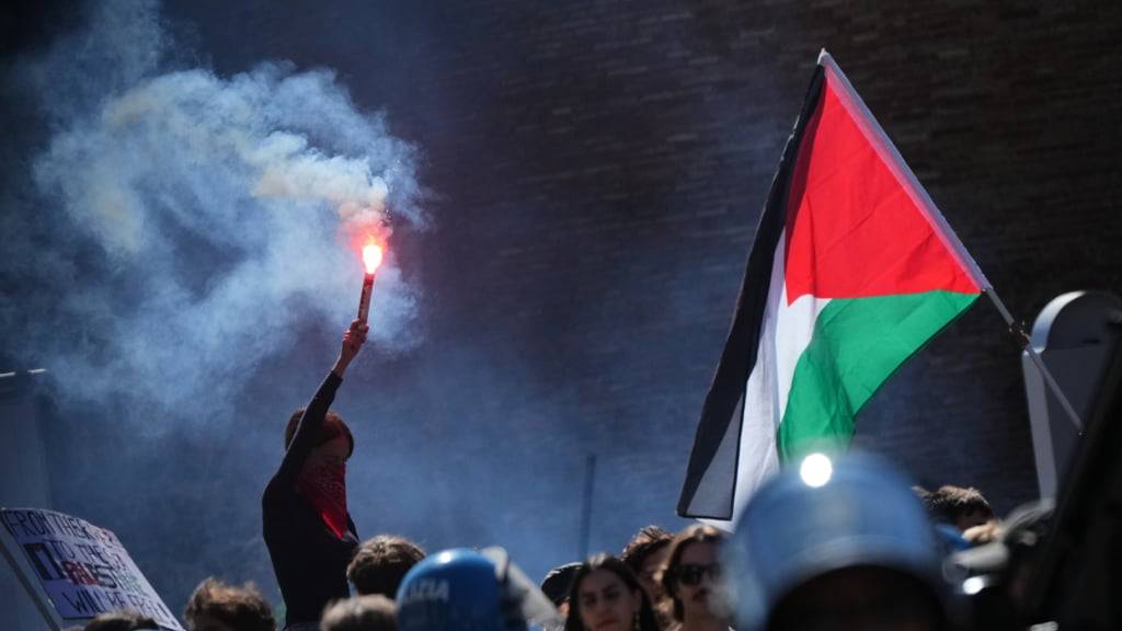 Demonstranten versammeln sich zu einem landesweiten Generalstreik in Italien. Foto: Alessandra Tarantino/AP/dpa
