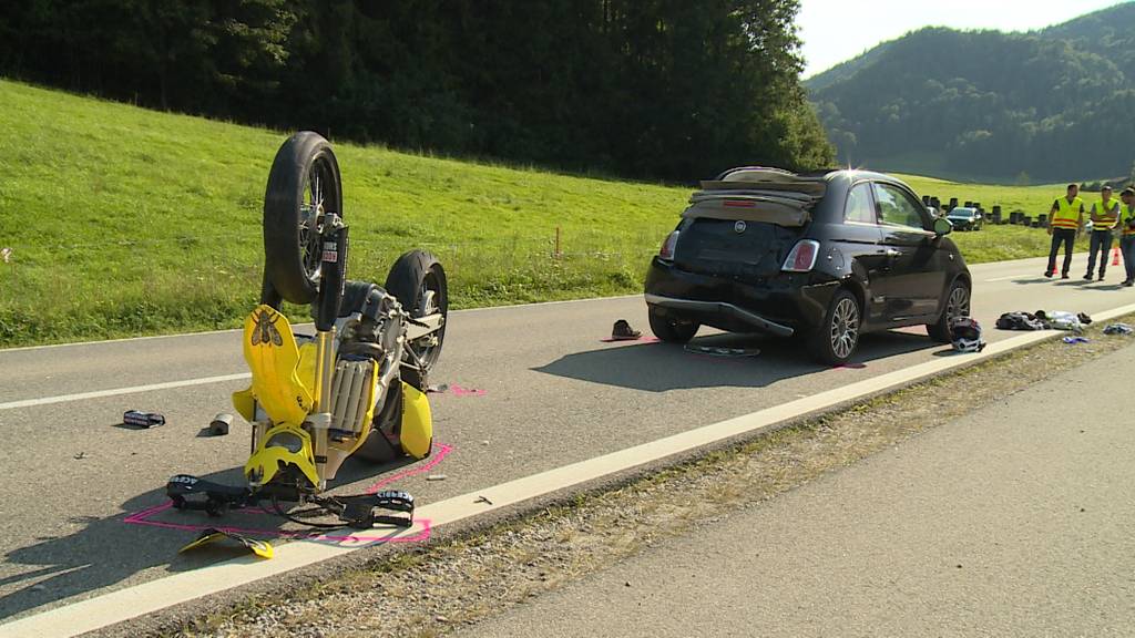 Töfffahrerin (18) fährt auf Auto auf – schwer verletzt