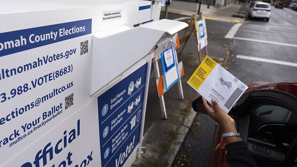 Wahlbriefkästen in den USA in Brand gesetzt