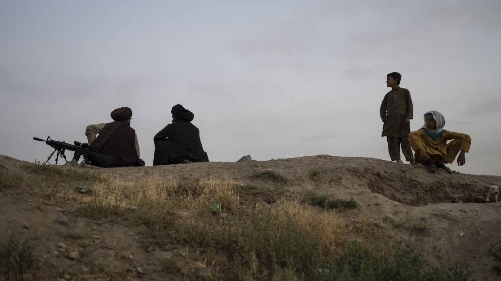 ARCHIV - Kämpfer der Taliban versammeln sich in der Nähe des Sakhi Shah-e Mardan-Schreins in Afghanistan. Foto: Rodrigo Abd/AP/dpa