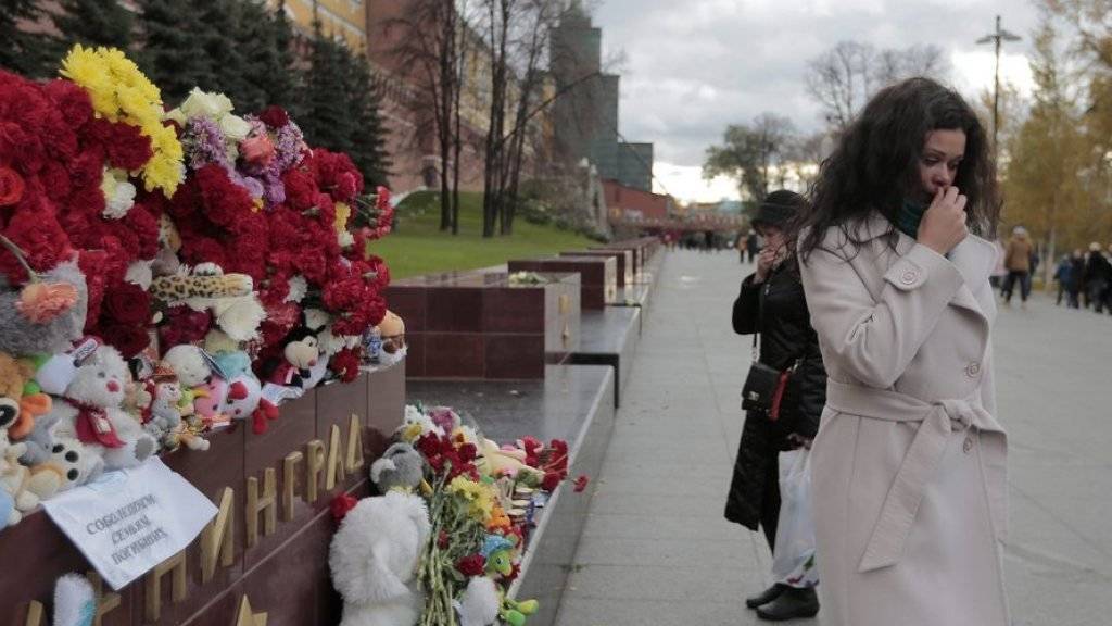 Trauer in Moskau nach dem Absturz des russischen Passagierflugzeugs vom Typ Airbus A321 vom Samstag mit 224 Toten.
