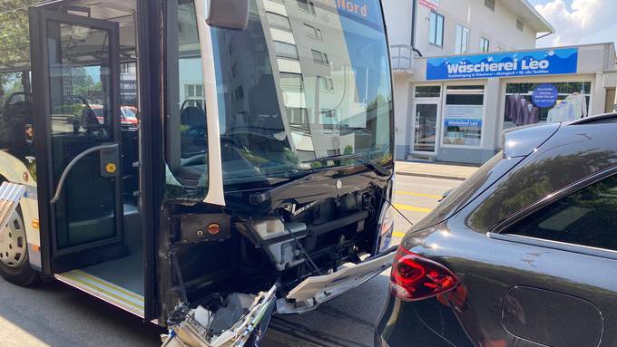 Bus-Passagierin verletzt – Linienbus und Auto fahren ineinander