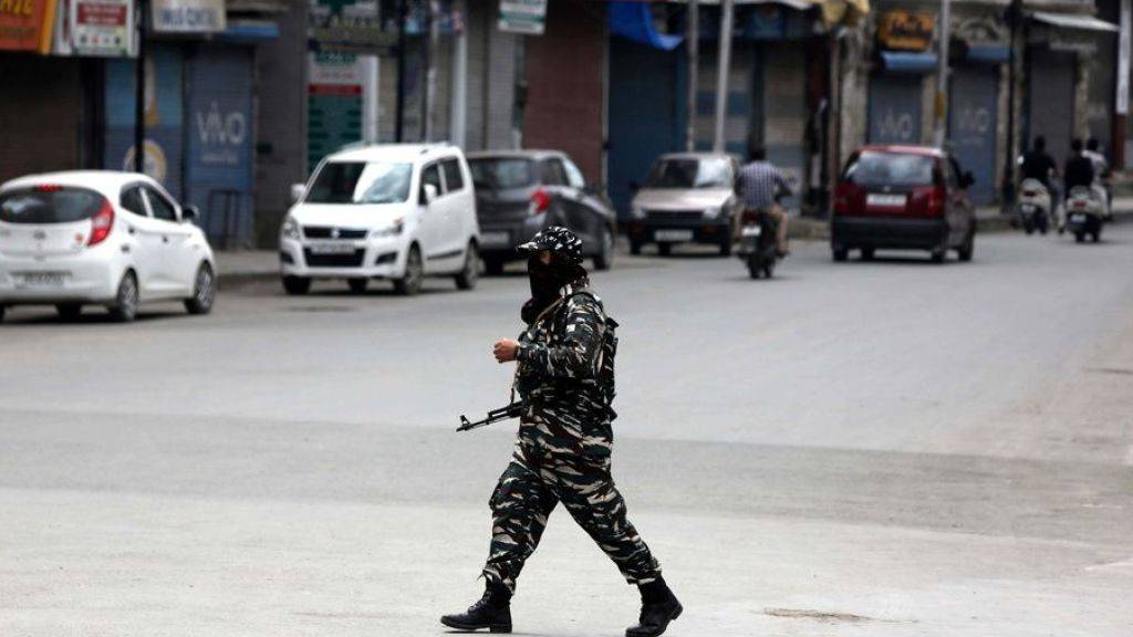 Zehntausende Soldaten schränken die Bewegungsfreiheit der Menschen in Kaschmir. Auch Internet- und Telefonverbindungen sind seit Wochen stark zensuriert. (Archivbild einer Strasse in Srinagar)