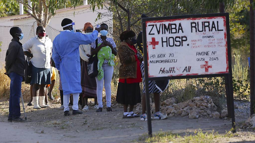 ARCHIV - Bewohner in Zvimba, Simbabwe, lassen ihre Temperatur messen, bevor sie sich im örtlichen Krankenhaus behandeln lassen. (Archivbild) Foto: Tsvangirayi Mukwazhi/AP/dpa