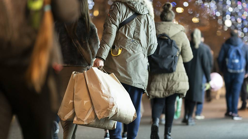 Die Menschen in der Schweiz haben ihre Liebsten dieses Jahr grosszügig beschenkt: Die Kartentransaktionen und Mobile-Zahlungen waren vom 1. bis zum 24. Dezember so hoch wie nie zuvor. (Symbolbild)