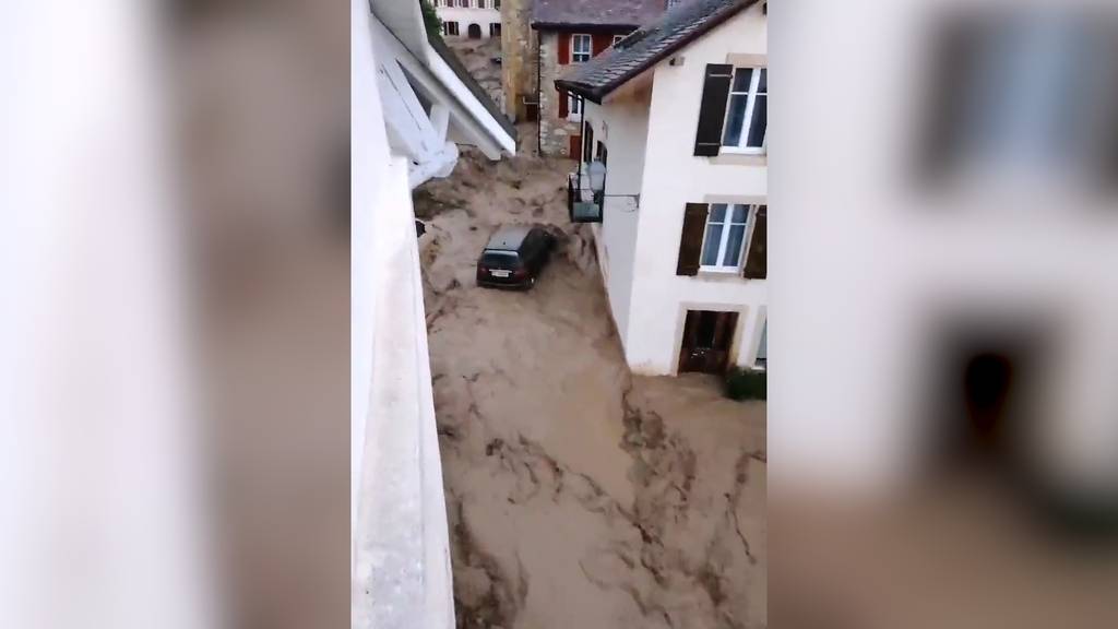 Starke Gewitter im Kanton Neuenburg: Hier überflutet ein Bach ein ganzes Dorf!