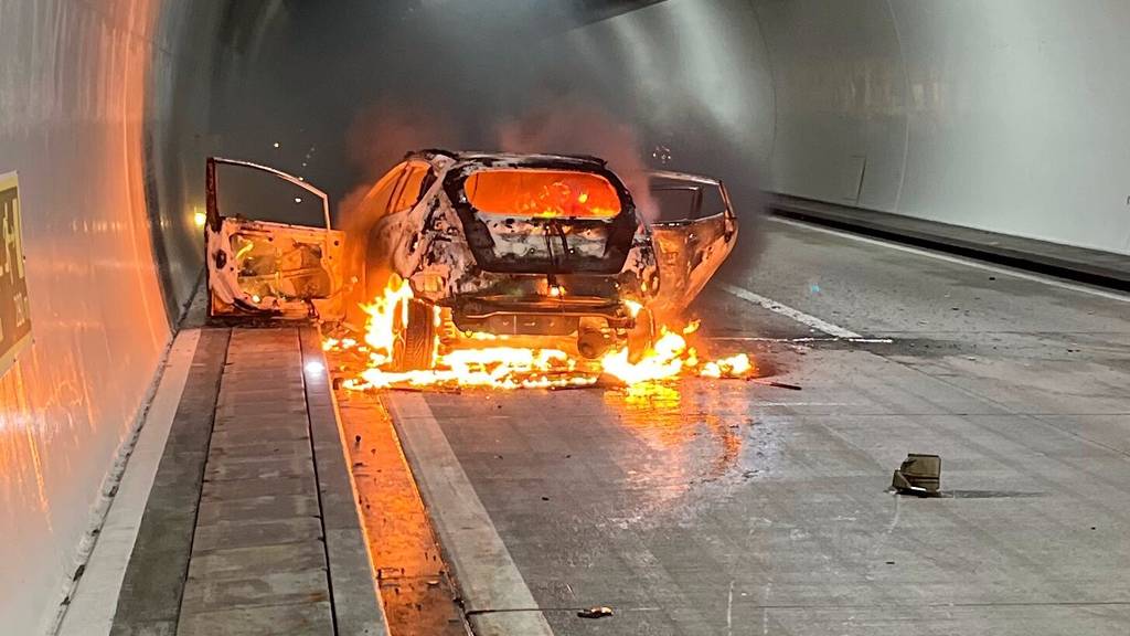 Auto brennt nach Unfall in Tunnel komplett aus