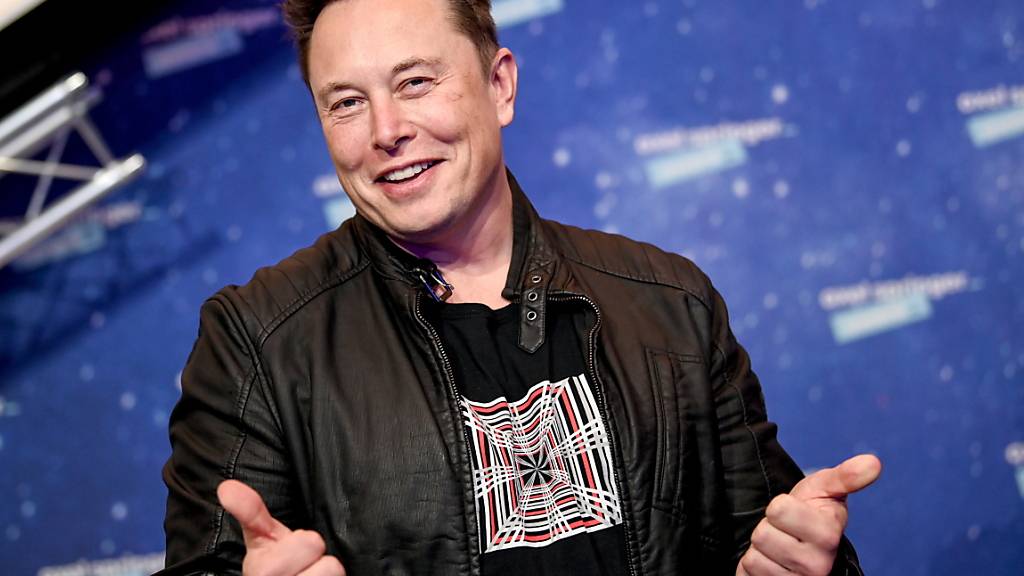 Der Chef von Tesla, Elon Musk, kann sich freuen - die Zahl der ausgelieferten Fahrzeuge im Jahr 2020 erreichte das selbstgesteckte Ziel des Autokonzerns. (Archivbild)