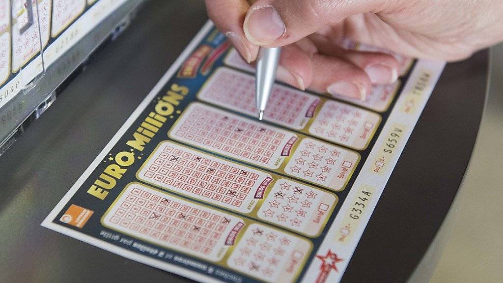 Das neue Jahr hat für einen Lottospieler in Grossbritannien gut angefangen - er gewann in der Nacht auf Mittwoch den Hauptgewinn von 115 Millionen Pfund.