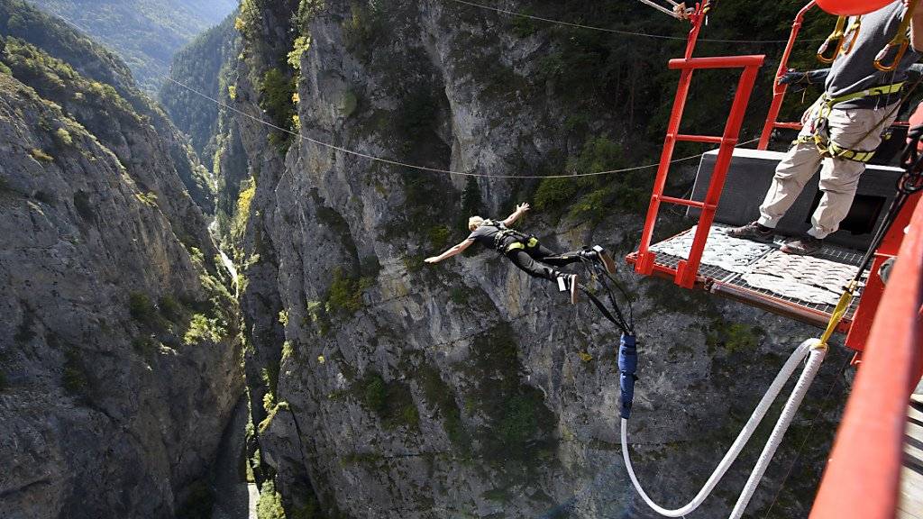 Für manche eine Mutprobe, für andere Leichtsinn: Eine Bungee-Jumperin springt von der Hängebrücke bei Niouc im Walliser Val d'Anniviers. (Archivbild)