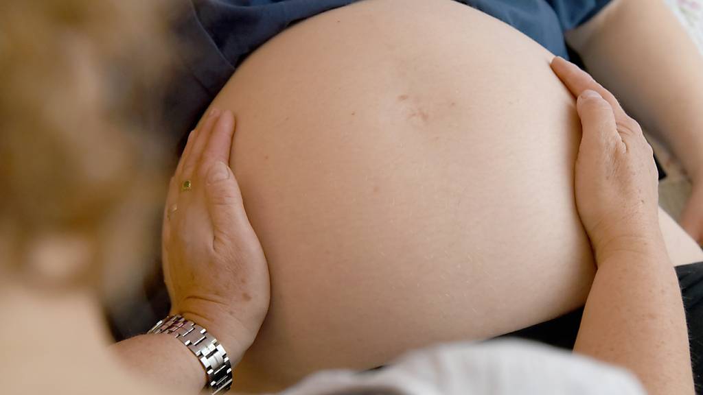 Schwangere Frauen können den beim Kanton Luzern als Arbeitgeber geltende besoldete 16-wöchige Mutterschaftsurlaub vollständig ab Geburt in Anspruch nehmen.