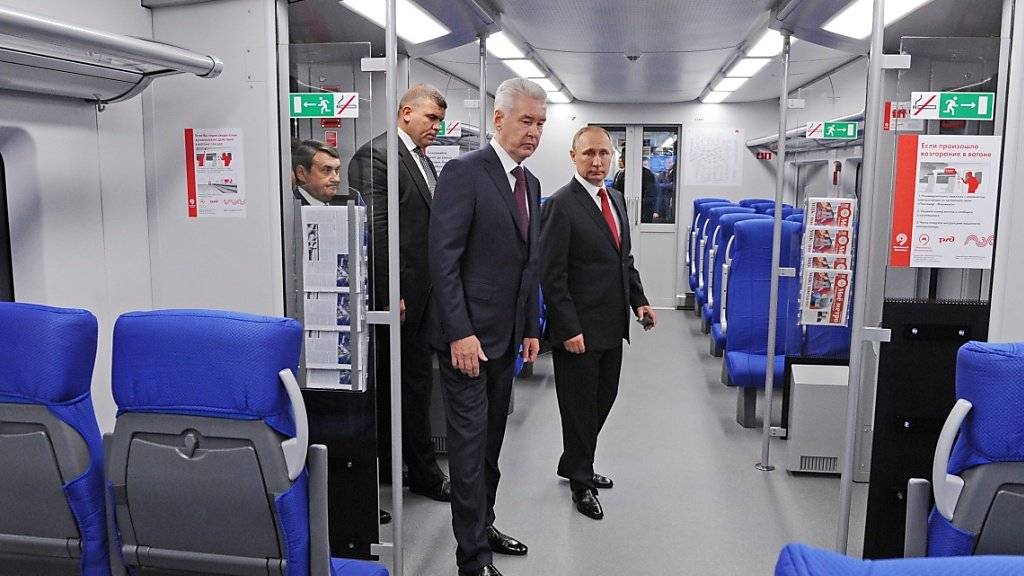 Russlands Präsident Wladimir Putin begutachtet die neue Bahn in Moskau.