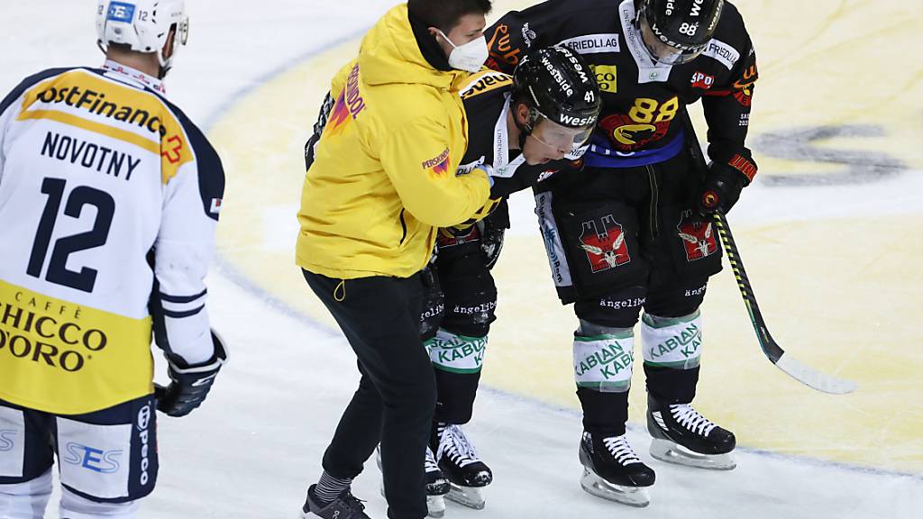 Gregory Sciaroni wird im Spiel gegen Ambri-Piotta verletzt vom Eis gebracht