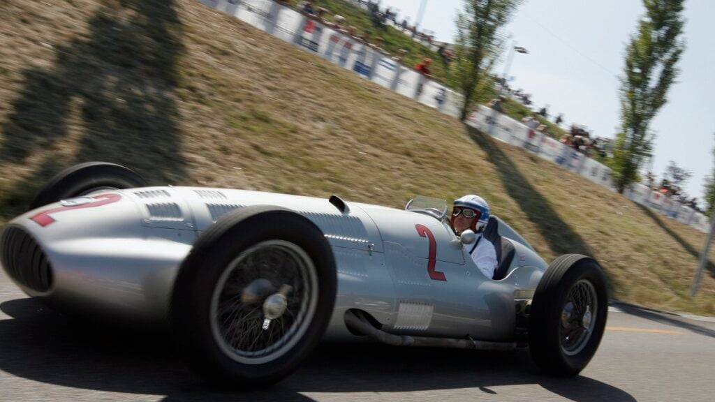 Der Deutsche Jochen Mass in einem Mercedes W154 fährt in der Kategorie «GP Rennwagen» auf dem Circuit Westside beim Grand Prix Suisse  2009 in Bern