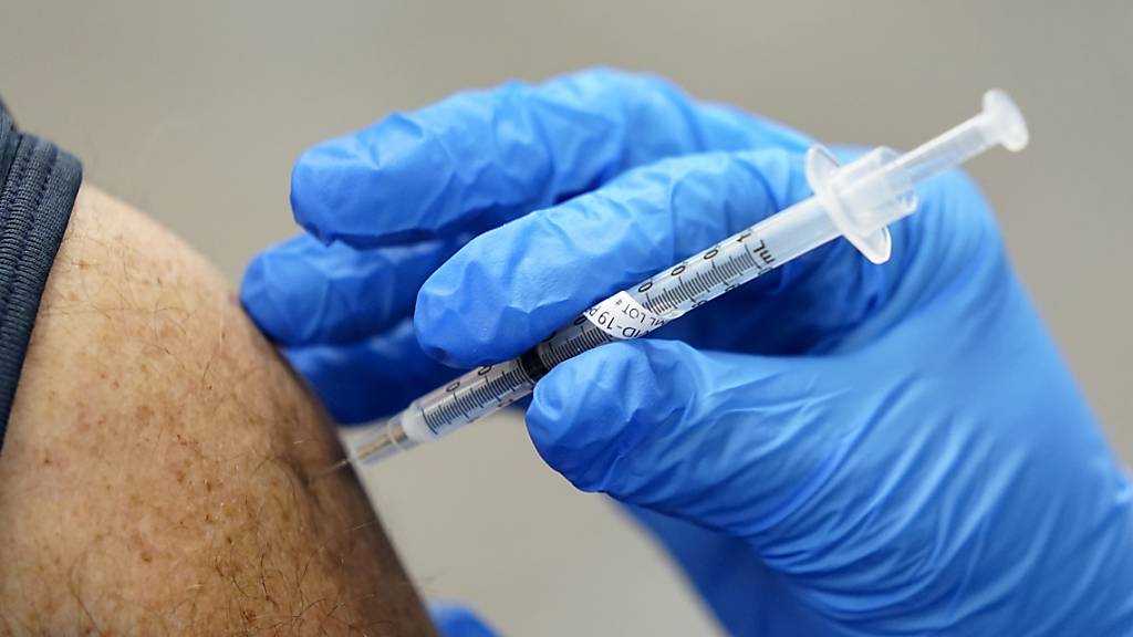 Ein Mitarbeiter des Gesundheitswesens wird ein zweites Mal mit dem Impfstoff von Pfizer/Biontech geimpft. (Archiv)