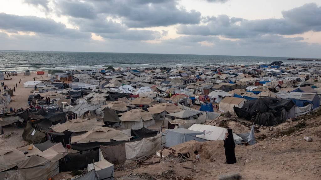 Vertriebene Palästinenser aus dem nördlichen Gazastreifen fliehen mit ihren Habseligkeiten in ein Flüchtlingslager.