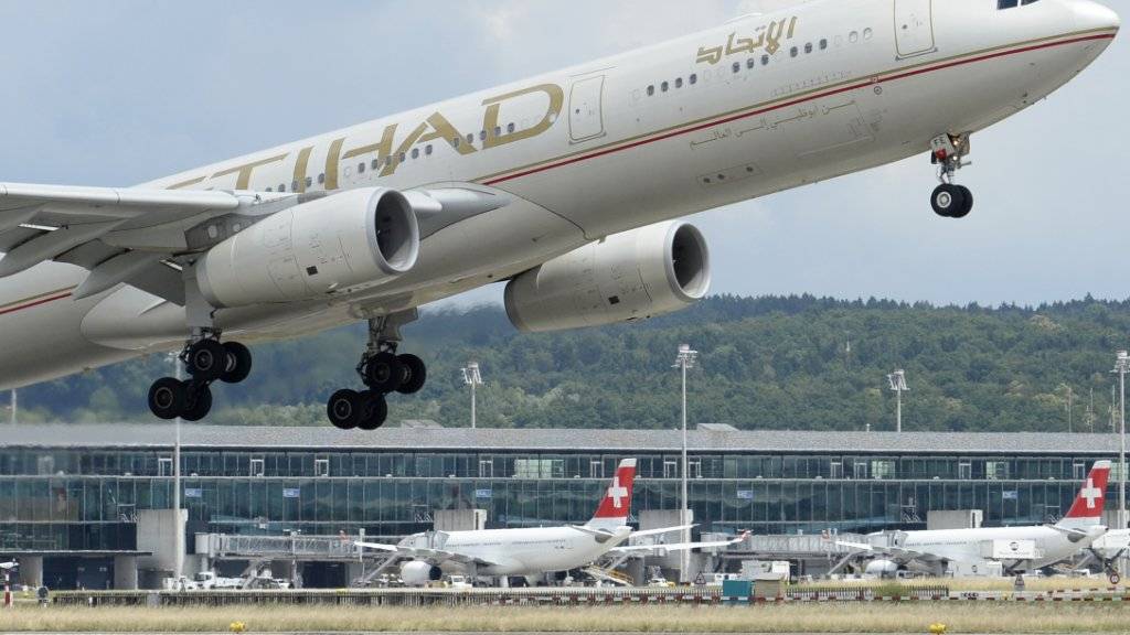 Die Fluggesellschaft aus den Vereinigten Arabischen Emiraten, Etihad Airways, ist die erste Airline, bei der die USA ihr Laptop-Verbot wieder gelockert haben. (Archivbild)