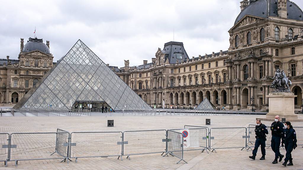 ARCHIV - Das Louvre-Museum ist geschlossen, der Platz davor ist leer. Foto: Elko Hirsch/dpa