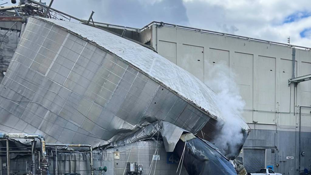 HANDOUT - Dieses von der Stadt Longview (US-Bundesstaat Washington) zur Verfügung gestellte Foto zeigt die strukturellen Schäden an der Nippon Dynawave Packaging Co. nach der Implosion eines Tanks mit gefährlicher Flüssigkeit. Foto: City of Longview/dpa - ACHTUNG: Nur zur redaktionellen Verwendung bis zum 10.06.2026 und nur mit vollständiger Nennung des vorstehenden Credits