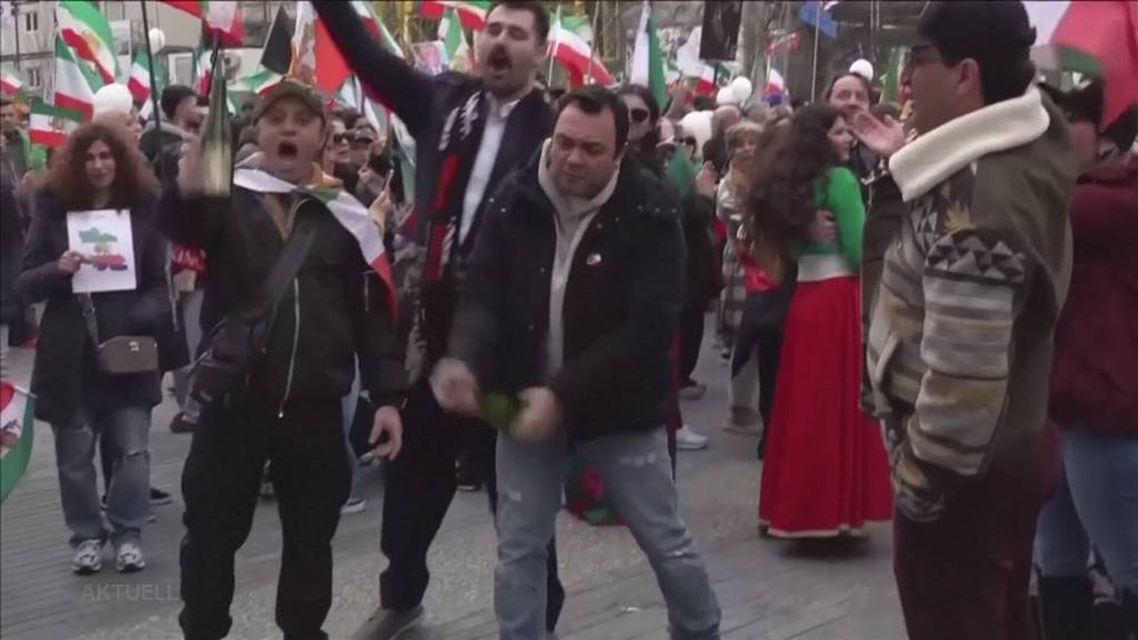 Iran: Exil-Iraner hoffen nach Chameneis Tod auf Wandel