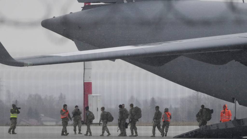 Truppen der 82. Luftlandedivision der US-Armee sind auf dem Flughafen Rzeszow-Jasionka im Südosten Polens gelandet.
