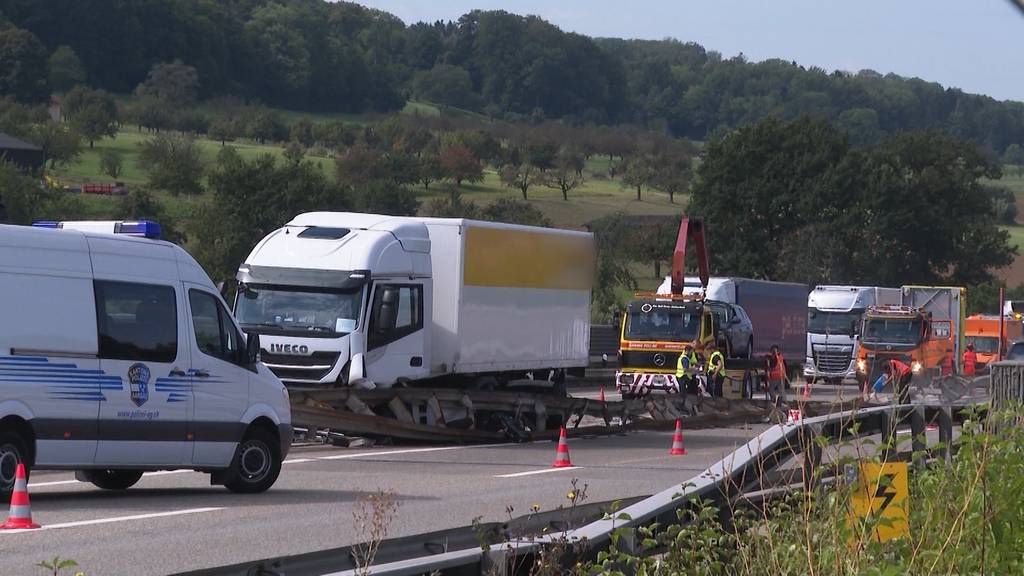 LKW prallt auf der A3 bei Zeiningen in ein Auto