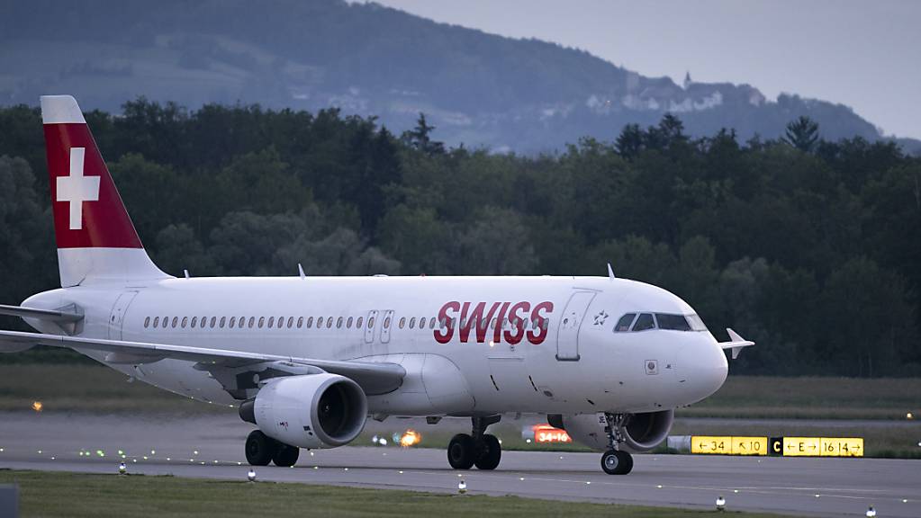 Die Fluggesellschaft Swiss hat in den ersten neun Monaten höhere Treibstoffkosten und den Preiskampf zu spüren bekommen. Der Betriebsgewinn (EBIT) sank um 11 Prozent auf 490 Millionen Franken. (Archiv)