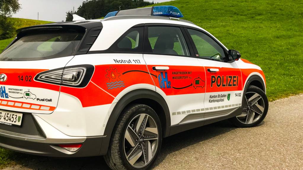 Das Beschaffungskonzept der St. Galler Kantonspolizei sieht vor, dass nur noch Elektrofahrzeuge als neue Staatswagen gekauft werden. Sie besitzt bereits auch ein Auto, das mit Wasserstoff angetrieben wird. (Archivbild)