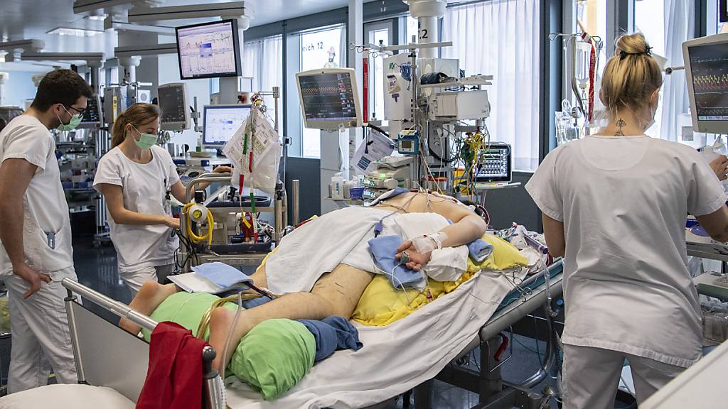 Knapp ein Drittel der Betten auf den Intensivstationen in Schweizer Spitälern sind von Covid-Patienten belegt. (Archivbild)