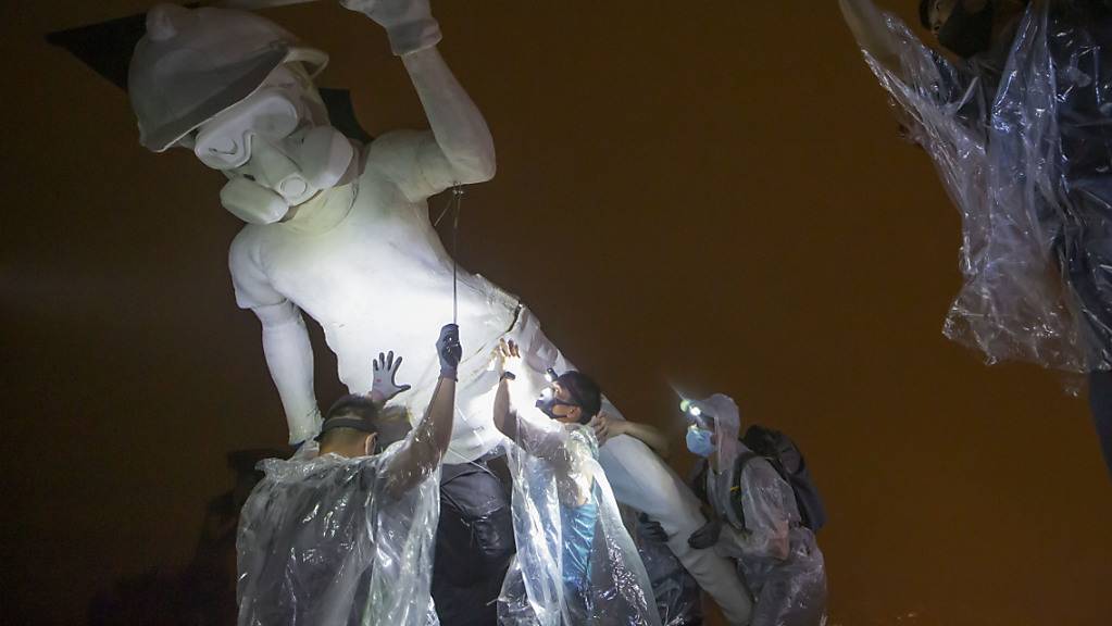 Demokratie-Aktivisten haben auf dem Gipfel des Lion Rock eine vier Meter hohe Statue als Symbol der Freiheit errichtet.