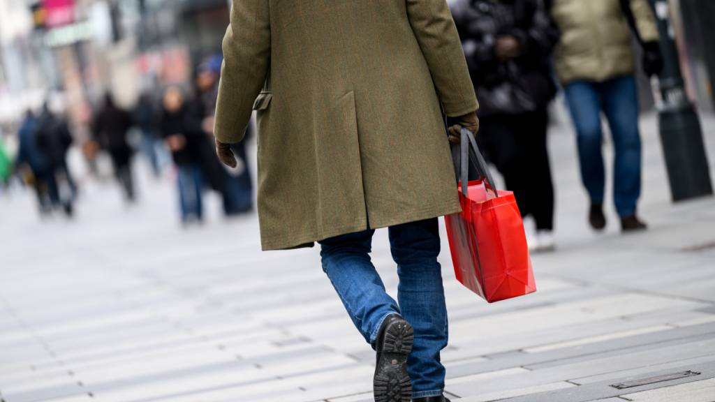 Herr und Frau Schweizer kaufen nur zurückhaltend ein. (Symbolbild)