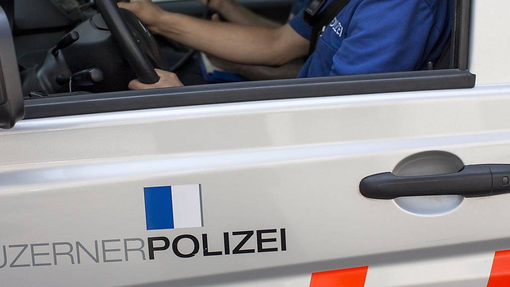 Die Luzerner Polizei hat nach einem tödlichen Unfall mit Fahrerflucht zwei Personen festgenommen. (Archiv)