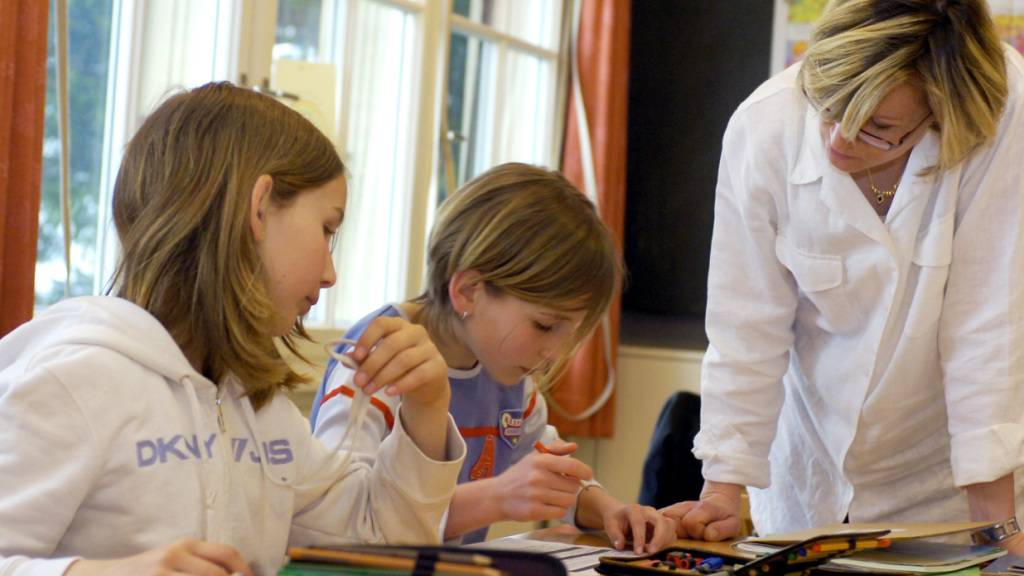 In beiden Appenzeller Kantonen wurden die Kompetenzen der Zweitklässler und Zweitklässlerinnen in Deutsch und Mathematik getestet. Im Bild: Unterricht an der Primarschule Schlatt bei Appenzell. (Archivbild)