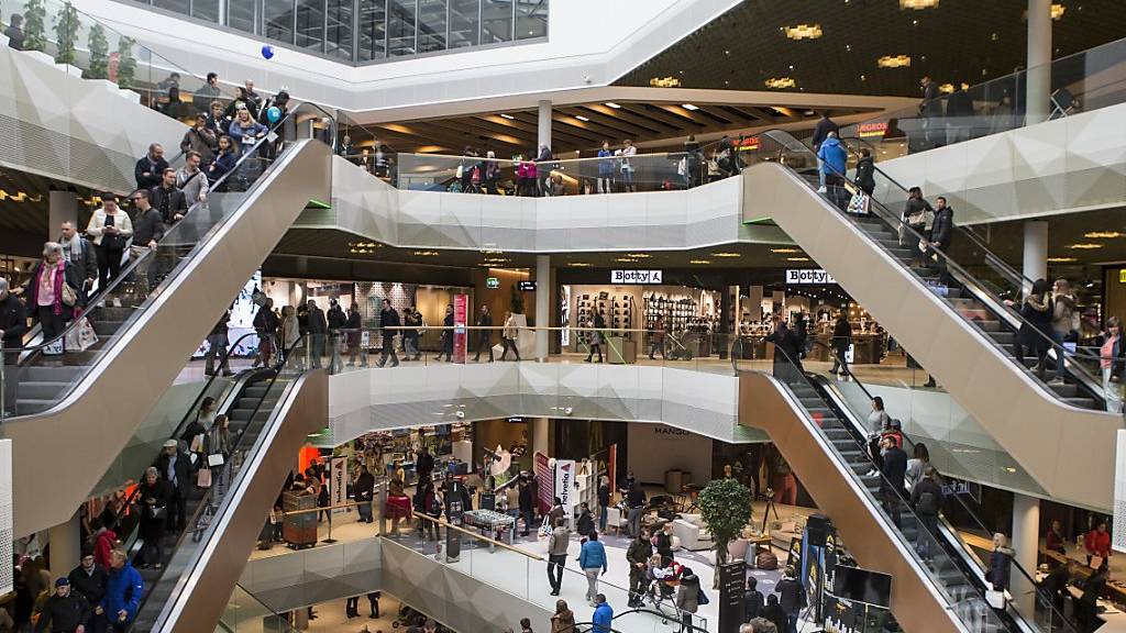 Eines von zwei «Herzen» der «Mall of Switzerland»: Von hier aus gelangen die Besucher auf die vier Etagen des neu eröffneten Einkaufszentrum in Ebikon.