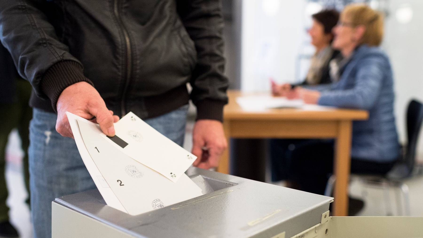 Wer in Neuenburg an die Wahl- und Abstimmungsurne will, muss auch künftig 18 Jahre alt sein. (Symbolbild)