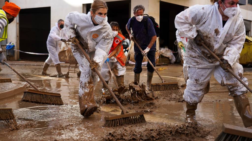 dpatopbilder - Nach den Unwettern mit Überschwemmungen wir die Straße in Paiporta gereinigt. Foto: Eduardo Manzana/EUROPA PRESS/dpa