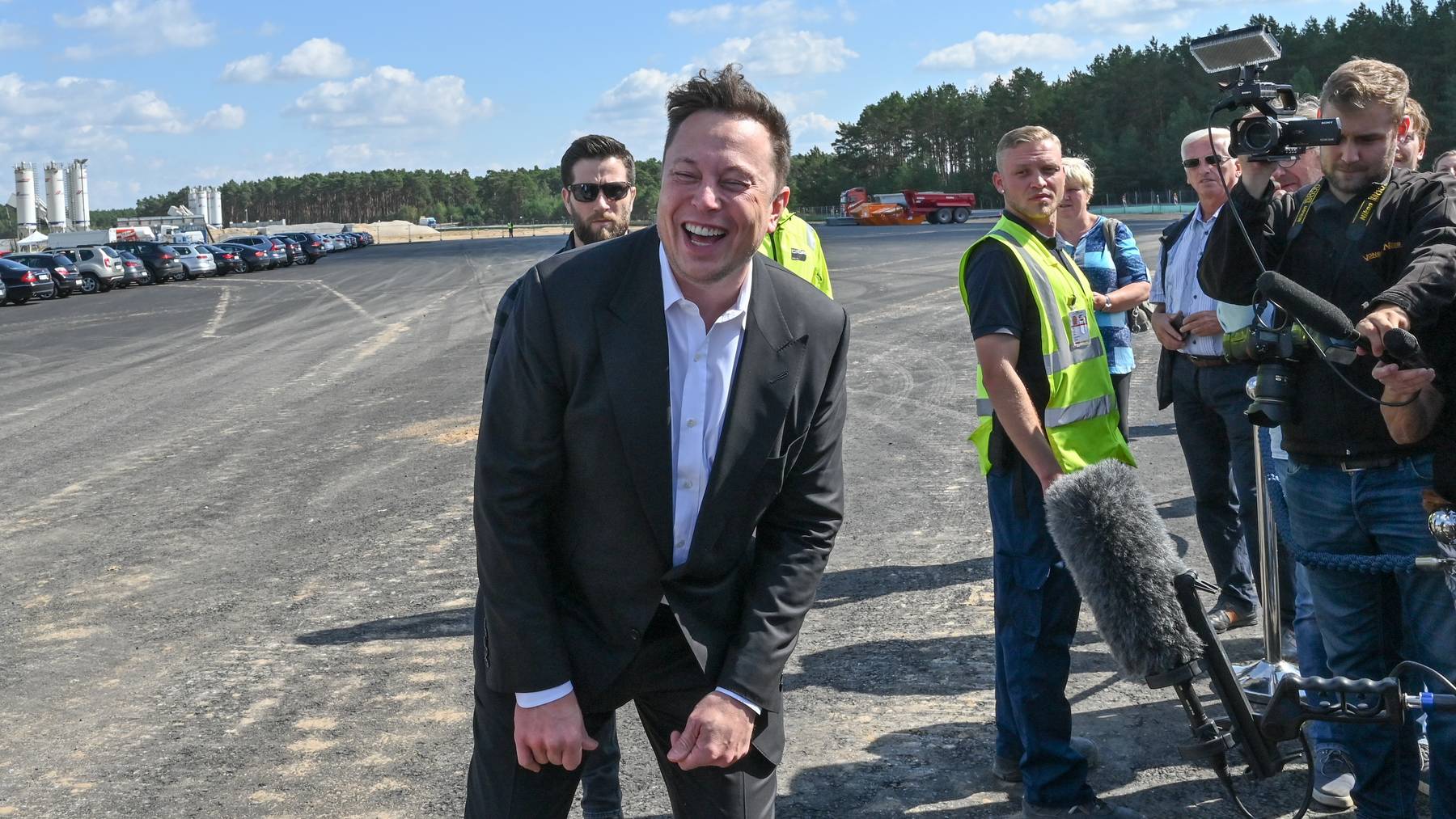 Elon Musk hat gut lachen. In motivierenden Emails treibt er seine Angestellten zu Höchstleistungen an.