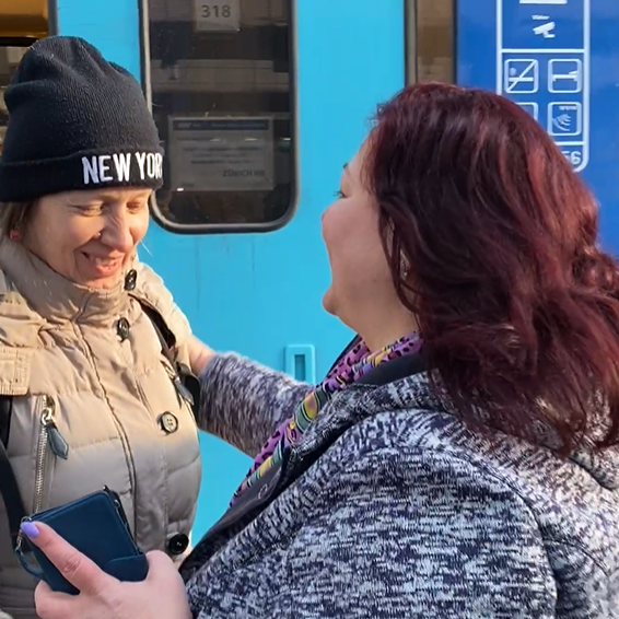 «Jetzt bin ich in Sicherheit» – Ukrainische Flüchtende kommen in Zürich an