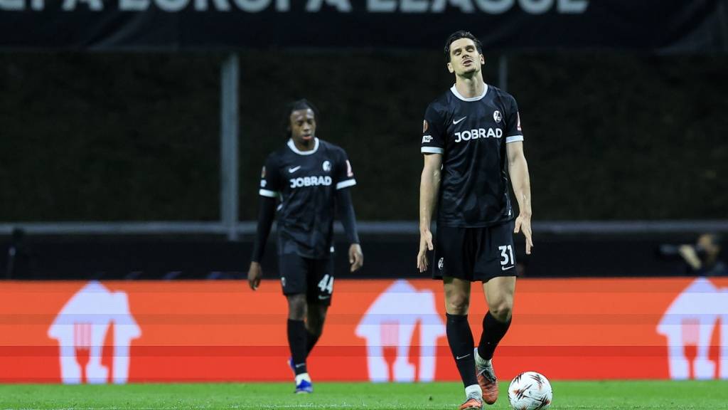 Die Freiburger Igor Matanovic (im Vordergrund) und Johan Manzambi ärgern sich über die Last-Minute-Niederlage in Braga