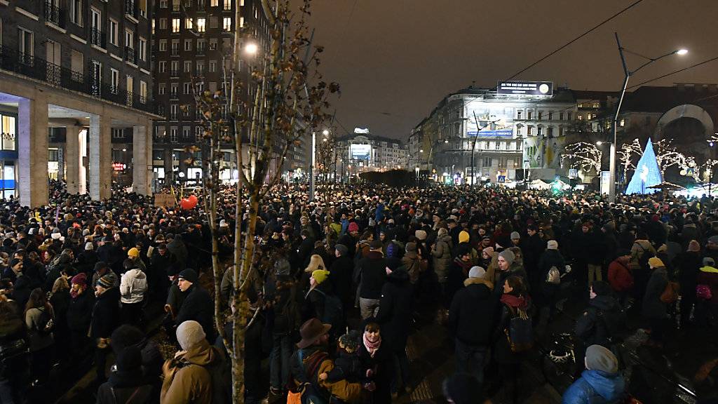 Tausende sind am Montagabend in Budapest auf die Strasse gegangen, um gegen einen Gesetzentwurf der Regierung zur Massreglung von Kultureinrichtungen in Ungarn zu protestieren.