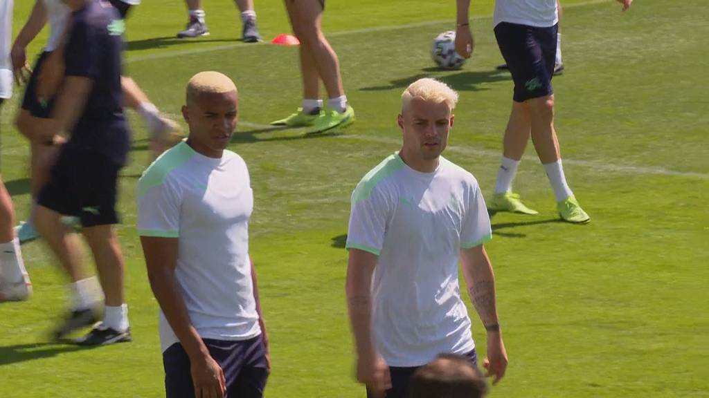 Letztes Nati-Training vor dem Spiel gegen Italien: Zwei Blondinen sorgen für Aufsehen