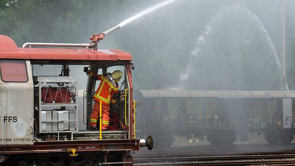 Feuerwehreinsatz in Gleisnähe: Wegen einer rauchenden Cargo-Lok in Rothenburg war der Schienenverkehr auf der Linie Olten-Luzern am Freitag eingeschränkt. (Symbolbild)